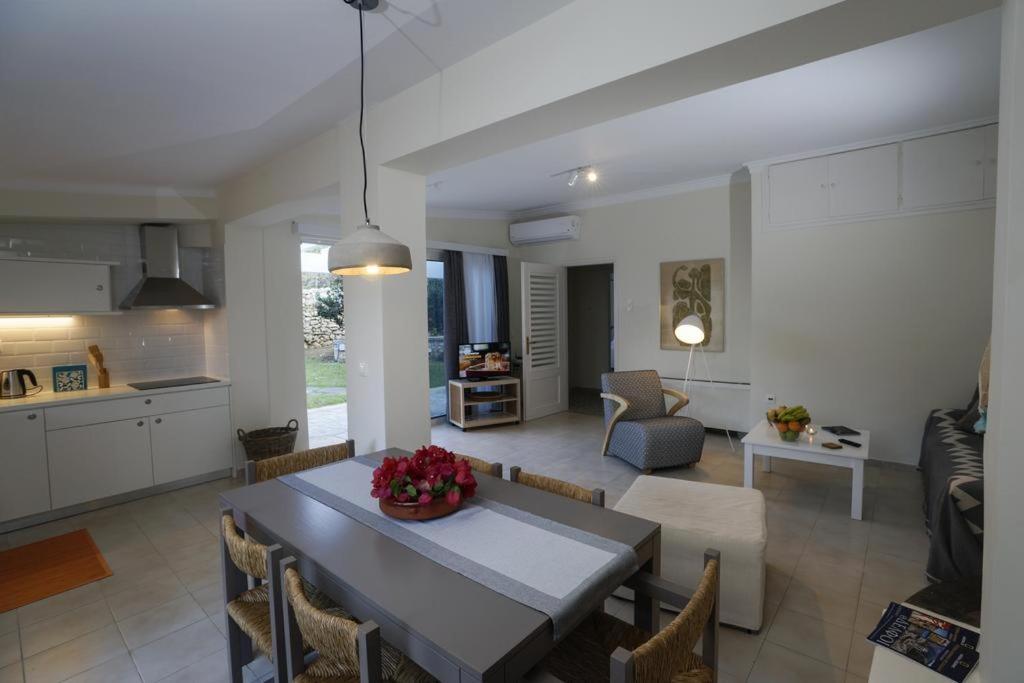 Beach Front House Kalamaki Bungalow Kato Galatas Bagian luar foto